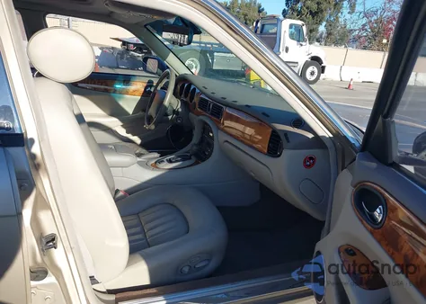 2003 Jaguar Xj Xj8 z USA, uszkodzony, nr VIN SAJDA14C63LF55325